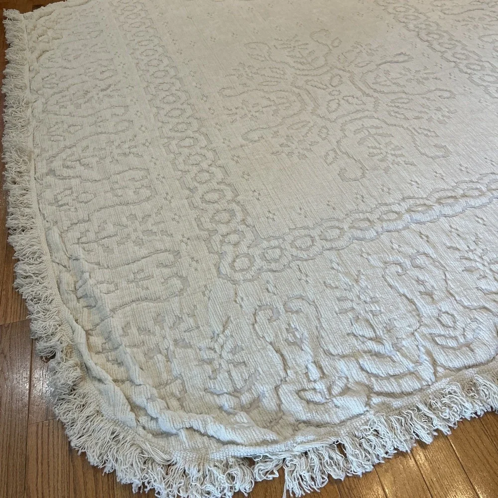 Vtg Cottagecore Chenille Pattern Bedspread Full Size White Fringe Blanket Granny